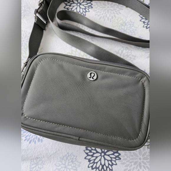 Lululemon Crossbody Camera Bag 2L Green Sage - Picture 8 of 10
